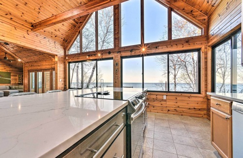 Applegate House | Lakefront Applegate Retreat w/Private Beach!