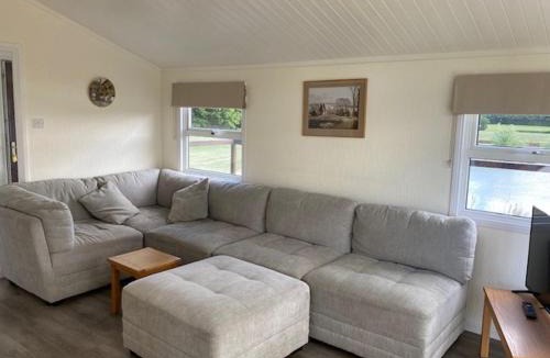 Bethersden Ski Chalet | Lakeside cabin set in the Kentish countryside