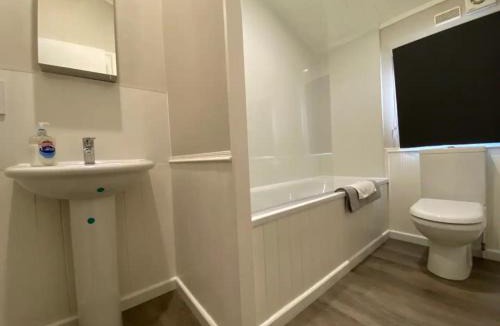 Bethersden Ski Chalet | Lakeside cabin set in the Kentish countryside