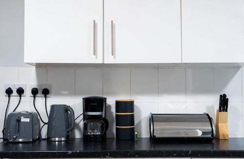 Warwick House | Langcliffe near warwick hospital, free parking, fast wifi, sleeps 5