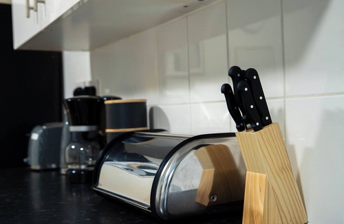 Warwick House | Langcliffe near warwick hospital, free parking, fast wifi, sleeps 5
