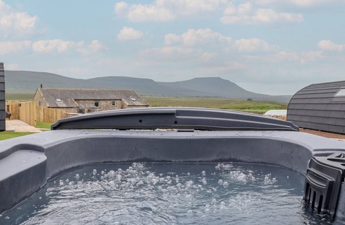 Yockenthwaite Cottage | LAPWING, pet friendly, with hot tub in Ingleton