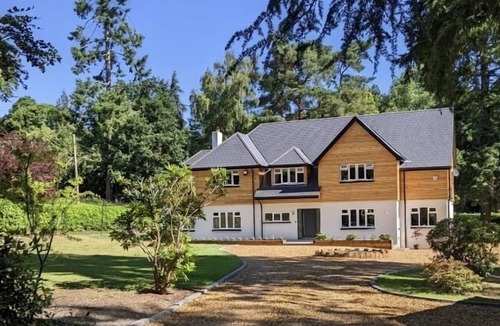Ferndown House | Large 5 Bedroom Family home set within 3/4 acre of beautiful gardens