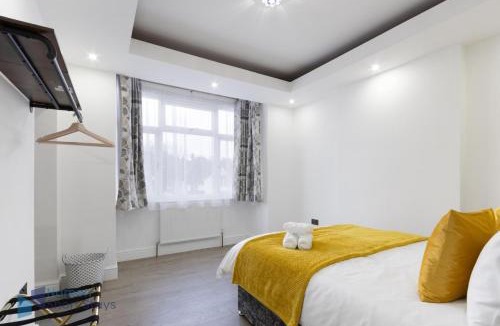 Coulsdon West House | Large Comfy 4 Bedroom House, Ideal for Workers, FREE Parking