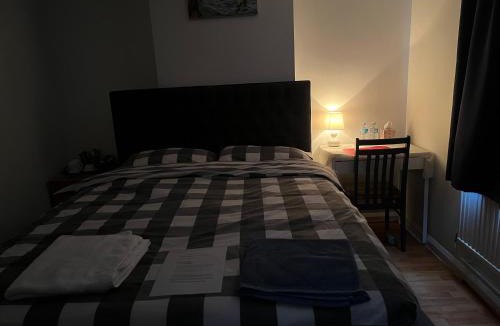 Norbiton House | Large Double Bedroom with free on site parking max car length 5 metres