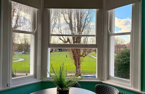 Chiswick Apartment | Large flat close to tube zone 2