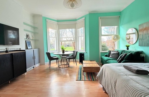 Chiswick Apartment | Large flat close to tube zone 2