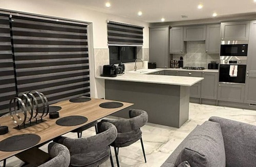 St Albans House | Large Luxury 5BDR Home - 2.5 Bath & Free Parking