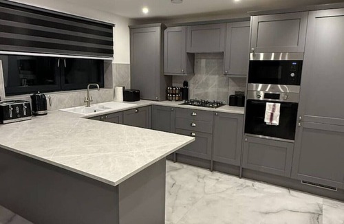 St Albans House | Large Luxury 5BDR Home - 2.5 Bath & Free Parking
