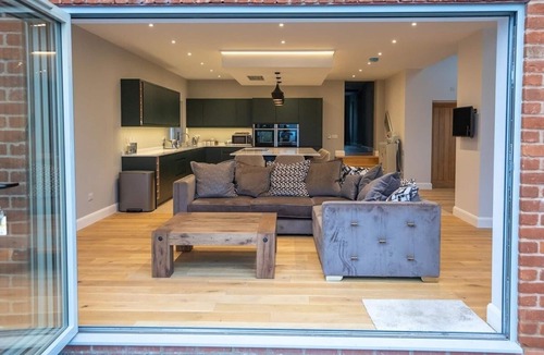 Cleedownton House | Large, modern countryside retreat with hot tub - Sleeps 24 - Nr Birmingham