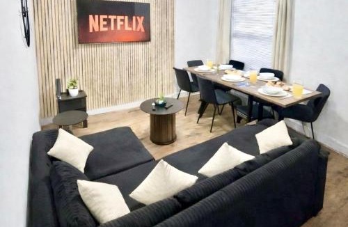 Bedford House | Large spacious 5-Bed house perfect for Contractors and Families, fast Wi-Fi, Sky Sports, Sky Cinema & Netflix included, Ninja Air fryer in kitchen and free parking