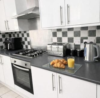 Bedford House | Large spacious 5-Bed house perfect for Contractors and Families, fast Wi-Fi, Sky Sports, Sky Cinema & Netflix included, Ninja Air fryer in kitchen and free parking