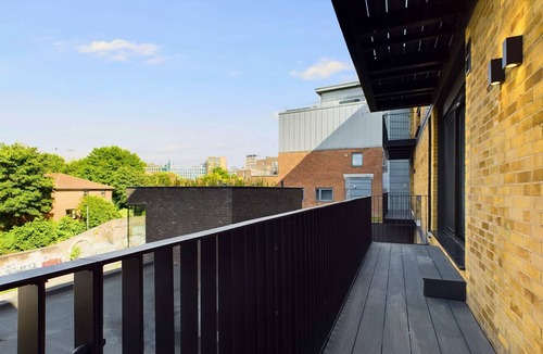 Camden Town Apartment | Large Spacious St Pancras Apartment with Balcony