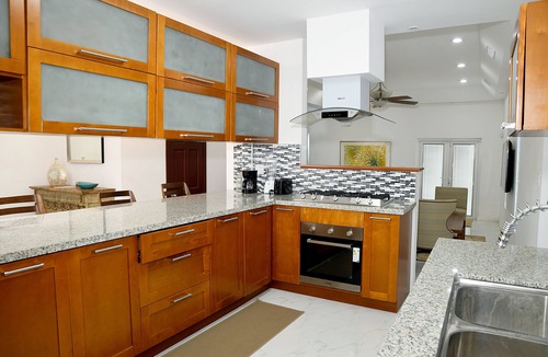 Nassau House | Las Casitas near the Airport, Beaches, Shops, Resturants, and scuba diving.