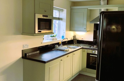 Hunmanby Cottage | Lavender Cottage, WiFi, holiday complex, Leisure facilities, direct beach access