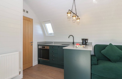 Newent Cottage | LEADON VIEW WILLOW, pet friendly, with a garden in Newent
