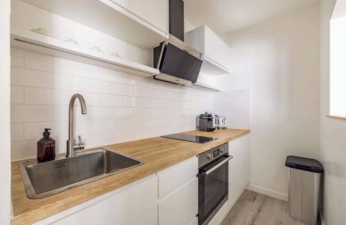 Earl's Court Apartment | Light-filled Studio with AirCon near Tube