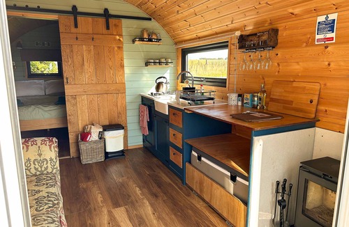 Compton Martin Cottage | LIME KILN, romantic, with hot tub in Blagdon