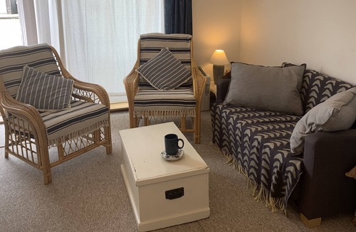Nettlestone Cottage | Little Beach - a bungalow that sleeps 4 guests in 2 bedrooms