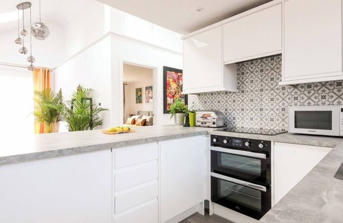 Whitstable House | Little Bright House is a luxuriously modern one bedroom detached property, with parking.