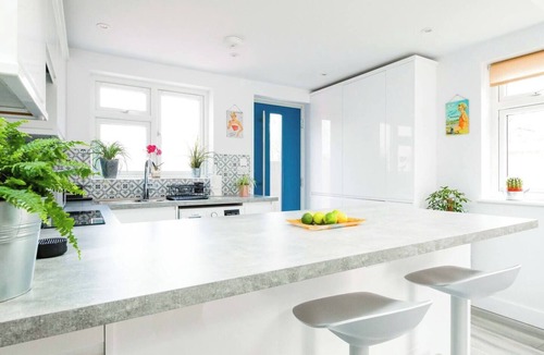 Whitstable House | Little Bright House is a luxuriously modern one bedroom detached property, with parking.