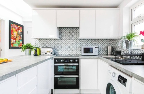 Whitstable House | Little Bright House is a luxuriously modern one bedroom detached property, with parking.