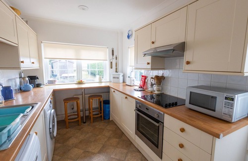 Mudeford Cottage | Little Mooring - a homely, three bedroom cottage located on Fisherman's Bank in Mudeford