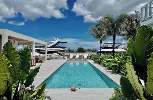Coral Harbour Apartment | Little San Salvadore