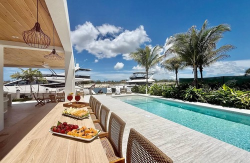 Coral Harbour Apartment | Little San Salvadore