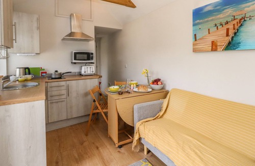 New Forest District Cottage | LITTLE TIMBERS, pet friendly, with a garden in Ringwood