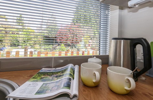 New Forest District Cottage | LITTLE TIMBERS, pet friendly, with a garden in Ringwood