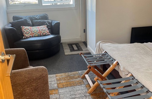 Liverpool Boat Rental | Liverpool Waterfront Stay excellent location onsite parking
