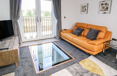 Gargrave Cottage | LOCK VIEW - NORDIC SPA, pet friendly, with hot tub in Gargrave