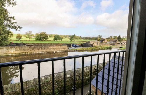 Gargrave Cottage | LOCK VIEW - NORDIC SPA, pet friendly, with hot tub in Gargrave