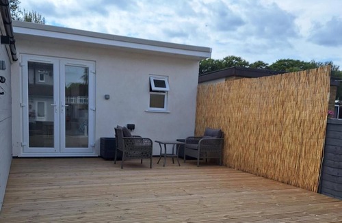 Longlands Apartment | Lodge - Sleeps 2 - Pet Friendly - Parking - Patio