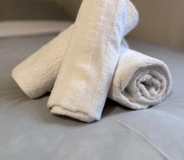 Luton Apartment | Loft Studio with Private Ensuite Bathroom and Kitchenette