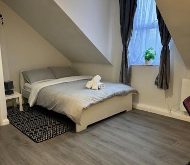 Luton Apartment | Loft Studio with Private Ensuite Bathroom and Kitchenette
