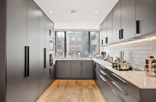 West Norwood House | London 5 Bed House, Pool Table, garden & parking near train station