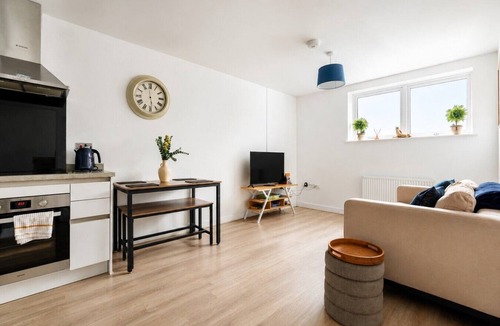 Ashford Apartment | London Access Stay | Fast Train to Waterloo | Near Heathrow