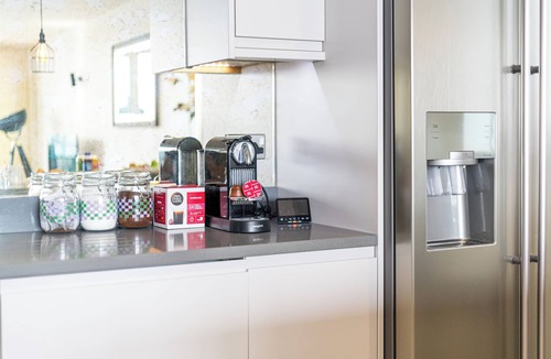 Canning Town South Apartment | LONDON EXCEL MARINA DELIGHT- Chic 2-Bedroom with Panoramic Water View.