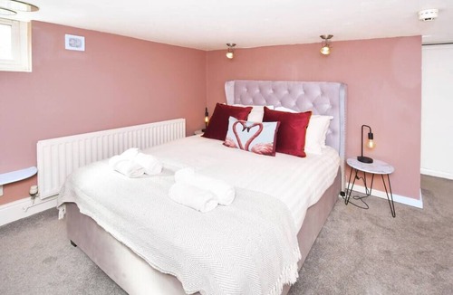 Newcastle-Under-Lyme House | London House by YourStays