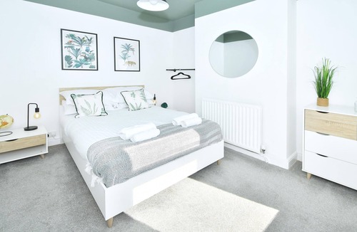 Newcastle-Under-Lyme House | London House by YourStays