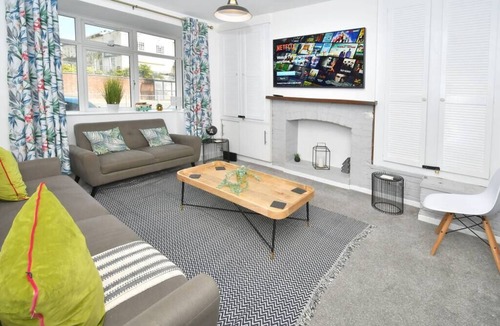 Newcastle-Under-Lyme House | London House by YourStays