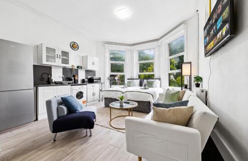 Fortune Green Apartment | Long term Disc! Central London, Victorian style studio, sleeps 4 guests