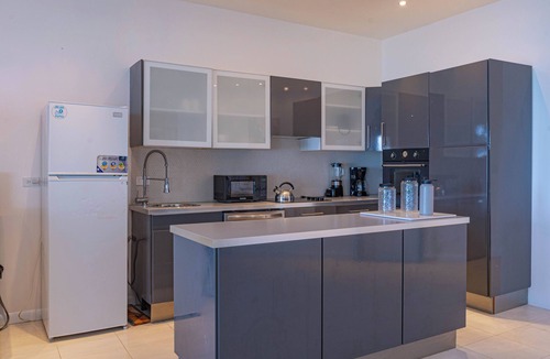 Westwind Condo | Love Beach Luxury 3BR Condo - Step to Beach & Pool