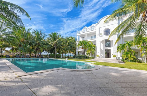 Westwind Condo | Love Beach Luxury 3BR Condo - Step to Beach & Pool