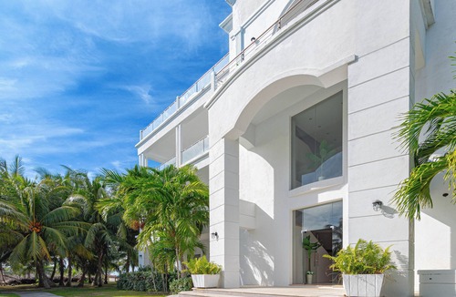 Westwind Condo | Love Beach Luxury 3BR Condo - Step to Beach & Pool