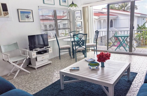 Lucaya Apartment | Lovely 1-bed waterfront apartment very close to shops beaches and all amenities