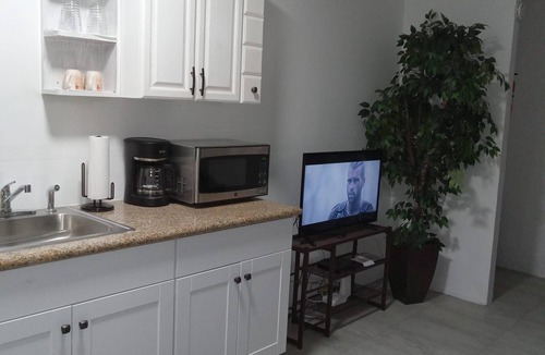George Town Apartment | Lovely 1-bedroom island getaway apartment with AC in George Town Exuma Bahamas