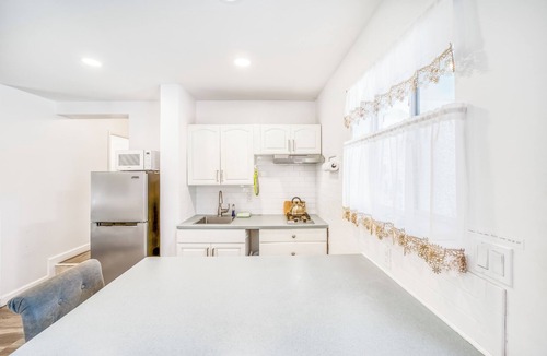 Windsor Park Apartment | Lovely 1 bedroom, steps from the beach, car available